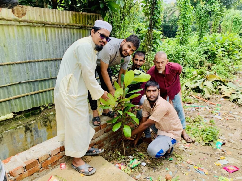 👉🏻  বৃক্ষরোপণ কর্মসূচির মুহূর্তের ছবি]